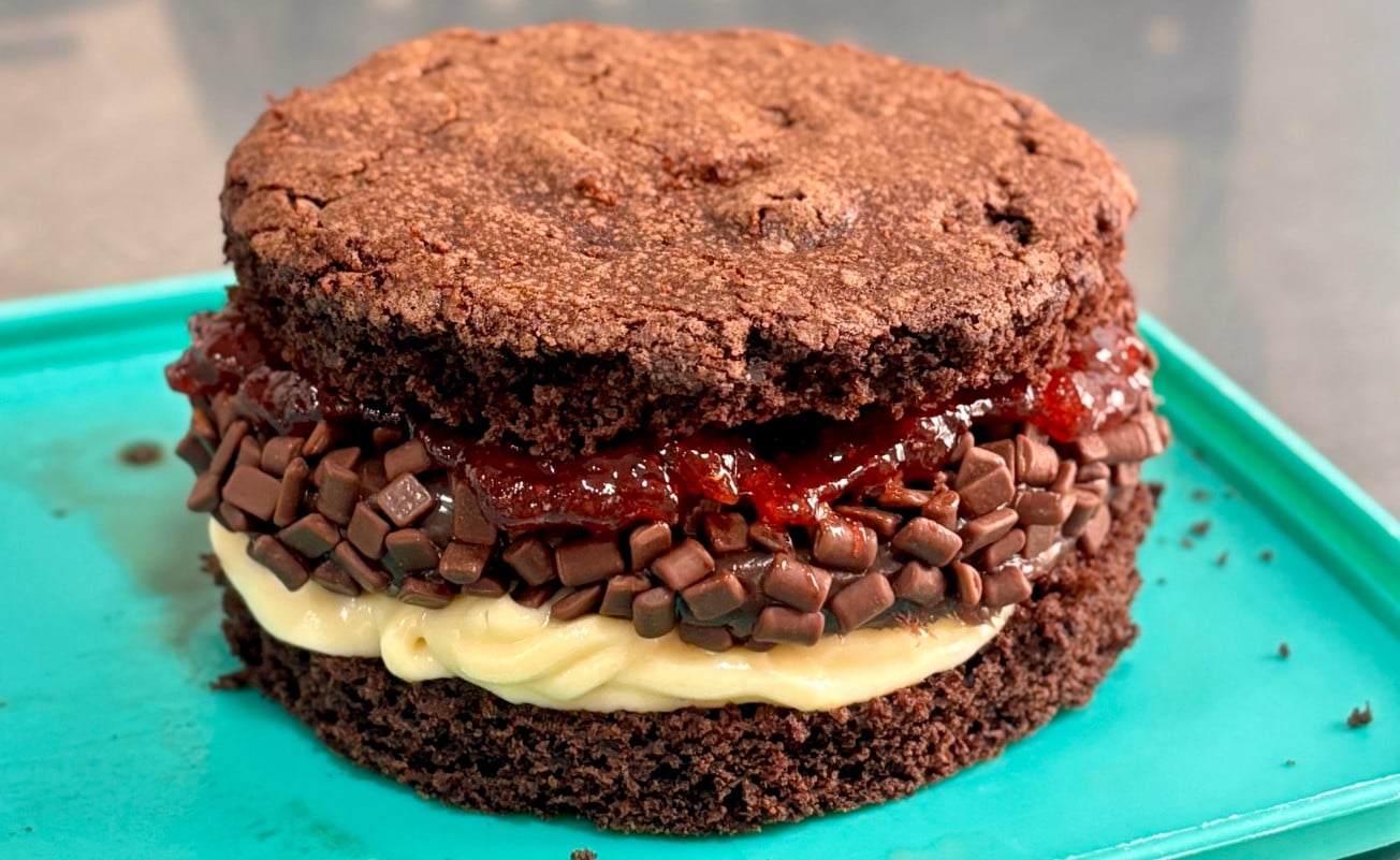 Xis Cake &eacute; feito com massa de p&atilde;o de l&oacute;, brigadeiro de chocolate branco, brigadeiro de chocolate e geleia de morango caseira | Peppo's Xiseria/Divulga&ccedil;&atilde;o/Cidades