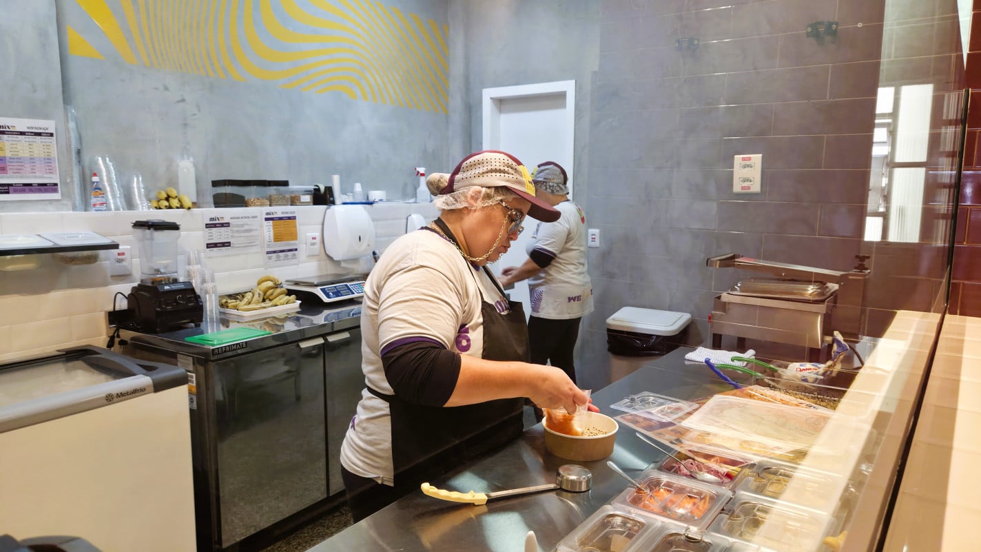 Karla garante que nenhuma fritura entra na cozinha 100% el&eacute;trica | Gustavo Marchant/Especial/JC