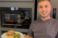 O chef Lucas lorenzon comanda a opera&ccedil;&atilde;o de encomendas de Fil&eacute; Wellington