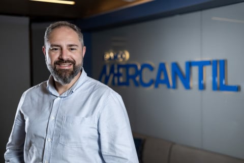 Bancos apostam em atendimento humanizado para fortalecer relação com público 50+