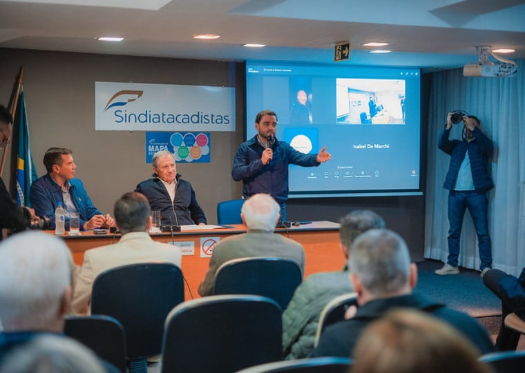 Gabriel Souza e Ernani Polo participaram de encontro com membros do Sindiatacadistas