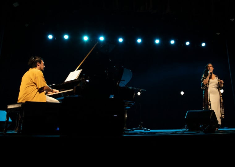 Duo une voz e piano em show que percorre choro, milonga, samba e latin jazz 