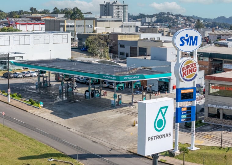 Bandeira Petronas, muito conhecida em corridas de F&oacute;rmula 1, est&aacute; mais presente no RS