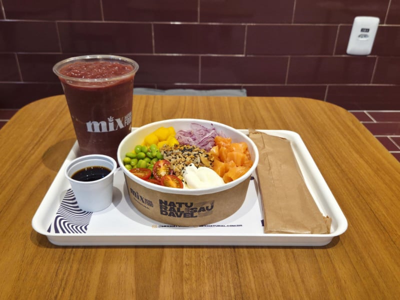 Os pratos recebem diferentes combina&ccedil;&otilde;es, como os pokes e smoothies<br />Foto: Gustavo Marchant/Especial/JC
