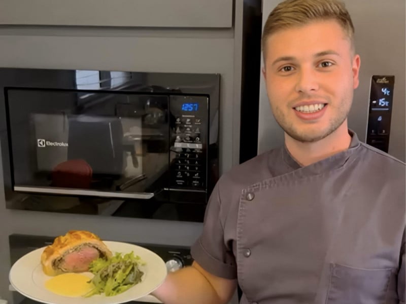 O chef Lucas lorenzon comanda a opera&ccedil;&atilde;o de encomendas de Fil&eacute; Wellington<br />Foto: Arquivo Pessoal/JC