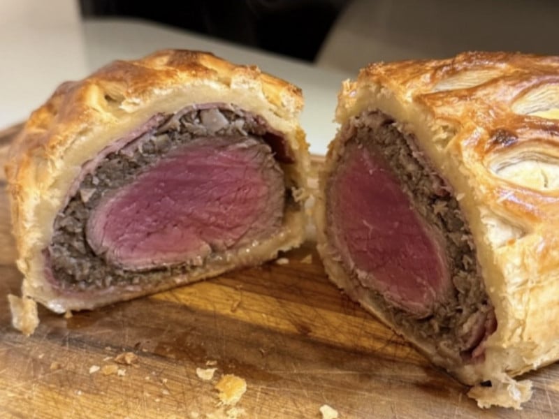 Fil&eacute; mignon envolto em massa folhada, acompanhado de copa, duxelle de cogumelos e finalizado na mostarda &eacute; a aposta de prato para o servi&ccedil;o de encomendas<br />Foto: Arquivo pessoal/JC