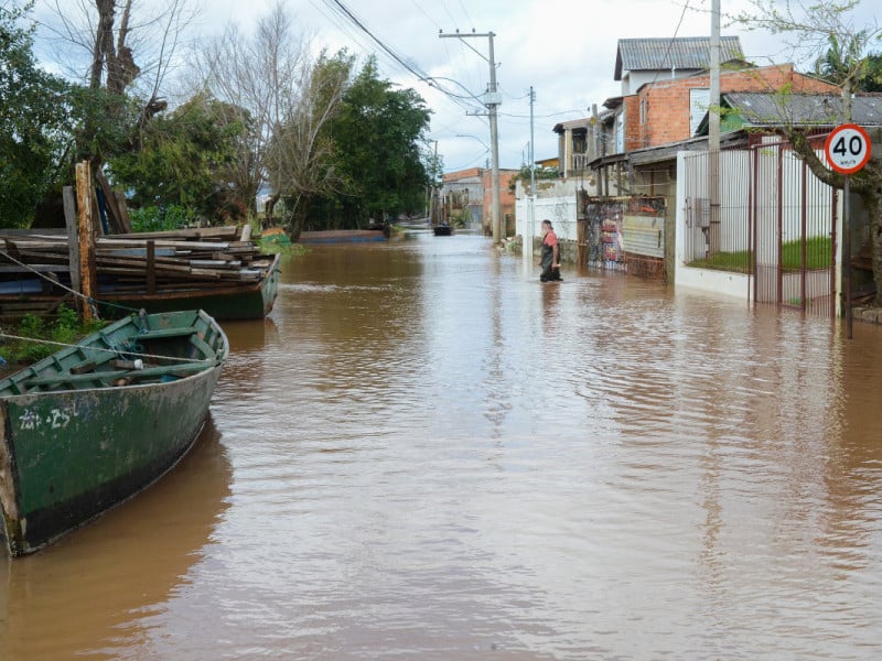 Moradores das Ilhas de Porto Alegre relatam tensão com água sobre as vias ribeirinhas