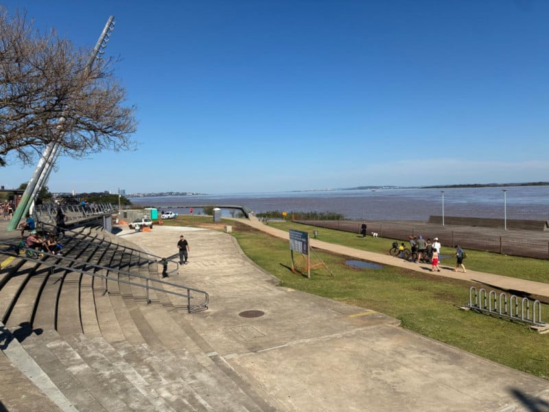 Nível do Guaíba começa a baixar e população aproveita o dia de sol em Porto Alegre