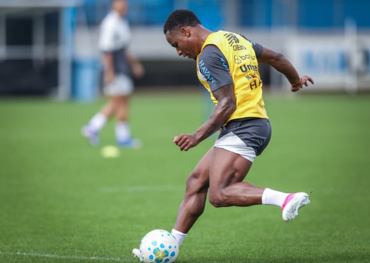 Jovane Cabral e Enamorado disputam vaga na equipe titular