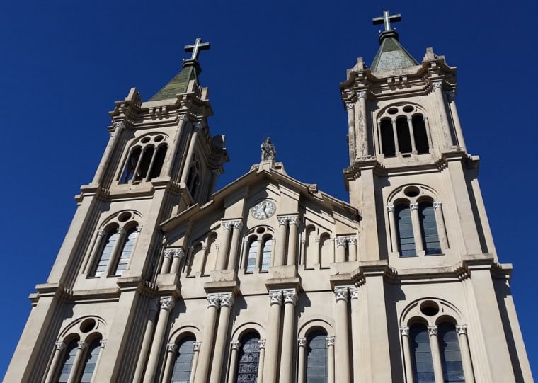 Atual catedral, inaugurada na década de 1950, representa a principal igreja da cidade e está ligada à criação do município