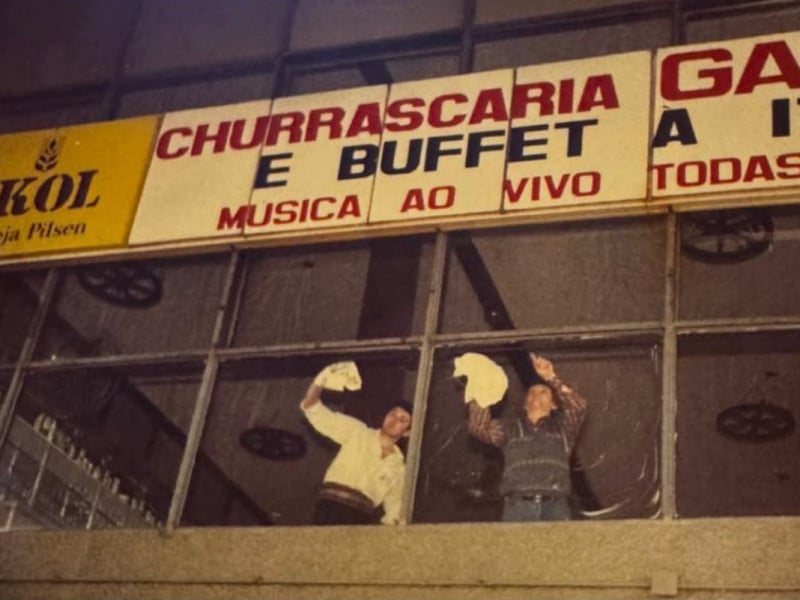 Passarinho come&ccedil;ou sua trajet&oacute;ria na rodovi&aacute;ria ao lado do irm&atilde;o, comandando uma churrascaria<br />Foto: Passarinho/Divulga&ccedil;&atilde;o/JC
