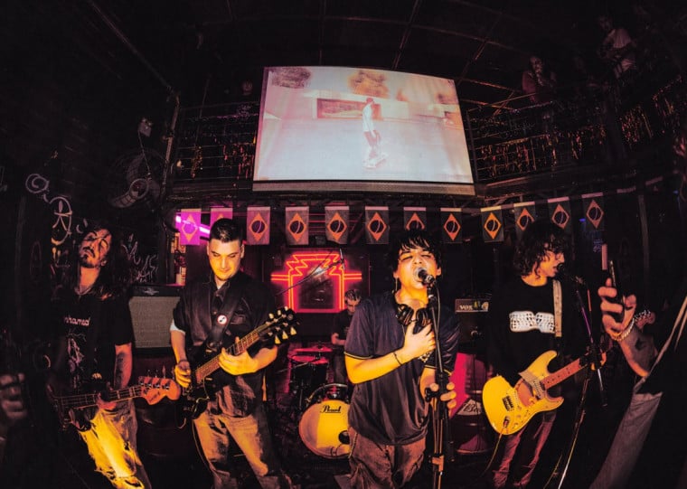 Banda de emocore cresceu nas redes quando recorte de show viralizou no TikTok, e lançou em maio seu primeiro álbum