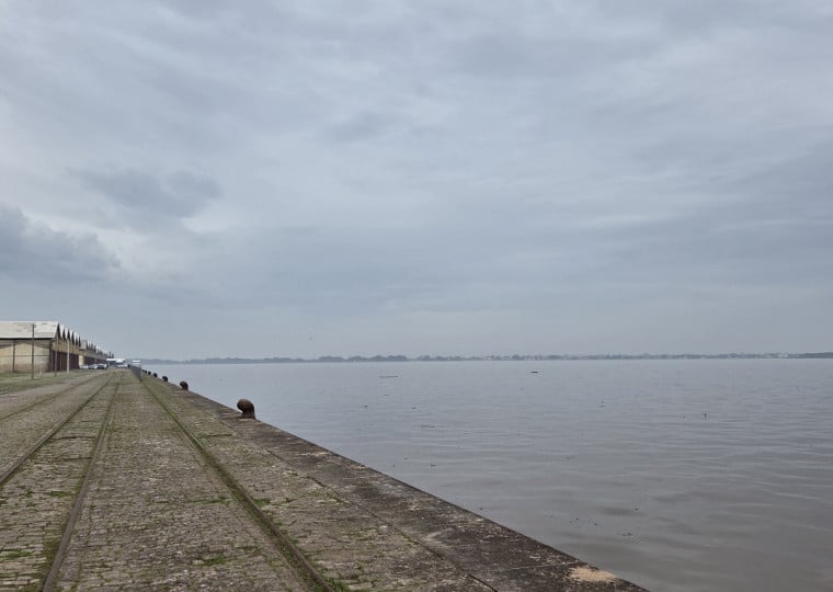 Nesta quinta-feira (1), a água já avançou sobre vias mais baixas em trechos da Ilha da Pintada