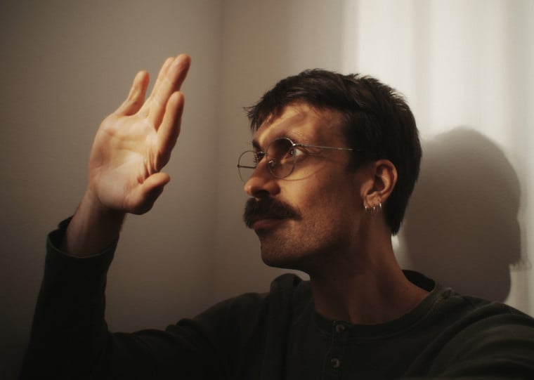 Pedro Longes transforma poemas da chilena Gabriela Mistral em canções no álbum Mágica Mistral, que terá show gratuito de lançamento nesta quinta-feira, no Multipalco