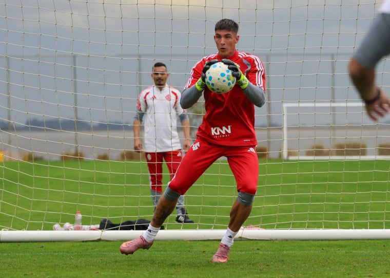 Goleiro foi diagnosticado com lombalgia 