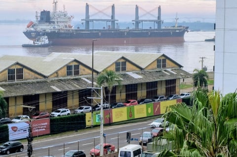Navios de respeito atravessam o Guaíba