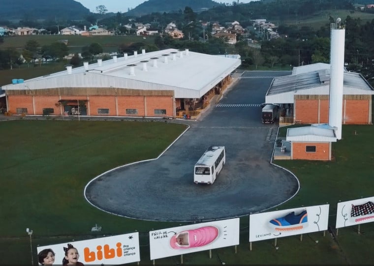 A empresa calçadista possui duas unidades fabris, em Parobé, RS, e em Cruz das Almas, BA