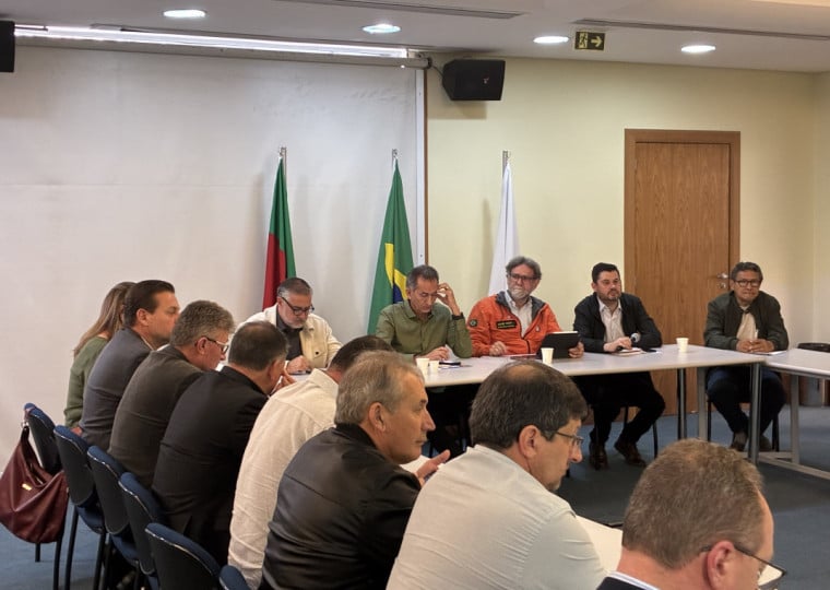 Ministro Waldez G&oacute;es (centro, de verde) ouviu demandas de prefeitos e ir&aacute; se reunir com Eduardo Leite