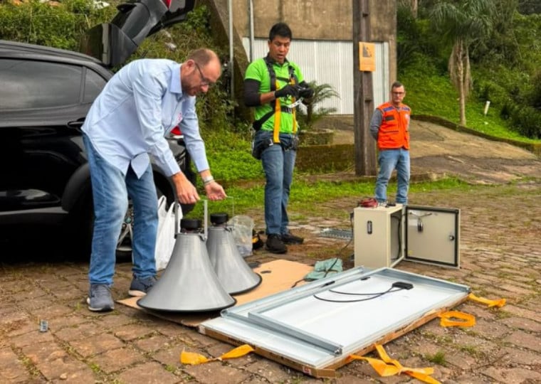 O equipamento será instalado no Bairro Santa Clara e servirá para avisar a população em casos de risco, especialmente relacionados a deslizamentos de terra e outros eventos que exijam atenção ou evacuação