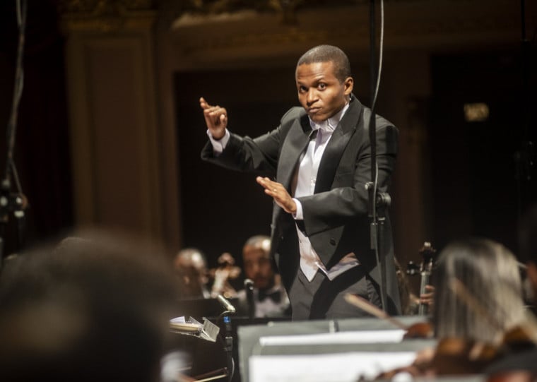 Maestro Anderson Alves rege o concerto O Som da Terra, com obras de Heitor Villa-Lobos e Francisco Mignone, nesta sexta-feira (7). 
