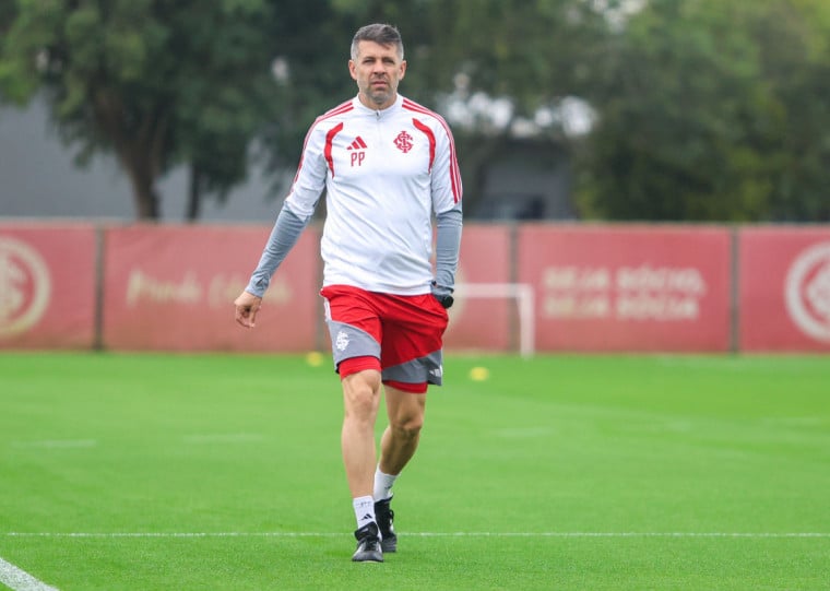 Time de Pezzolano conta com dois gols de vantagem