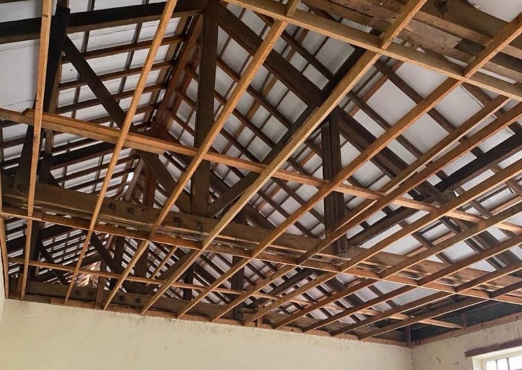 Escola passa por obras de revitalização desde abril, incluindo a troca do telhado