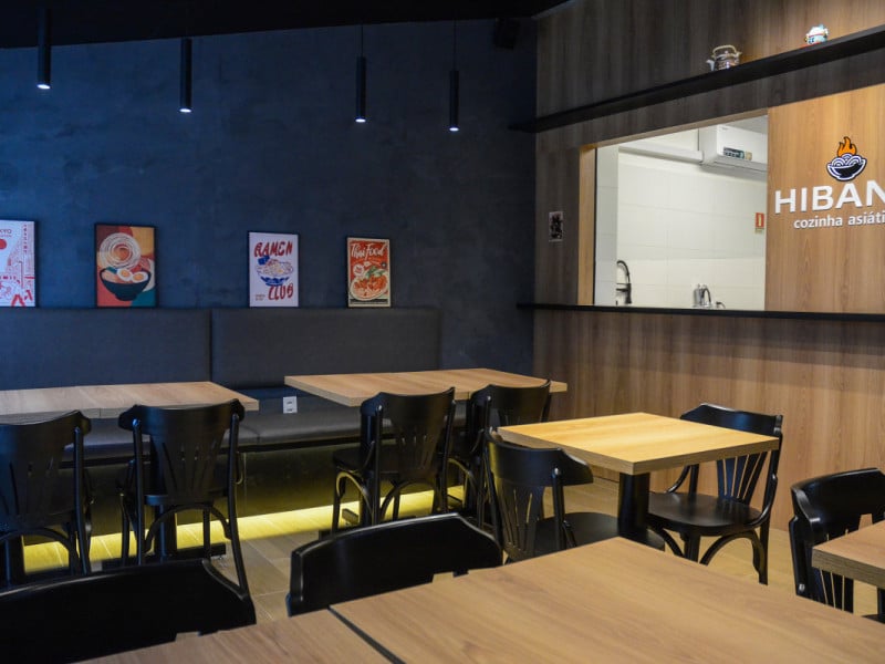 O espa&ccedil;o acomoda 50 pessoas e possui uma cozinha vis&iacute;vel ao p&uacute;blico<br />Foto: Fernanda Bigio Davoglio/Especial/JC