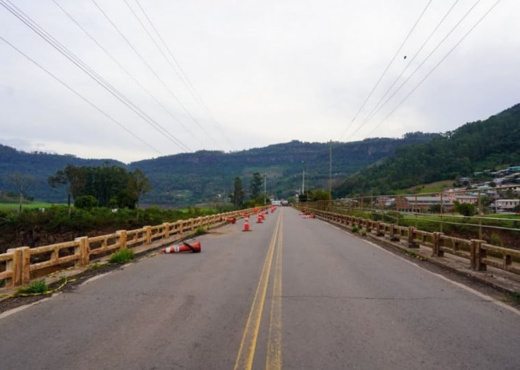 Ponte permanece interditada enquanto avançam os procedimentos para contratação e execução da obra