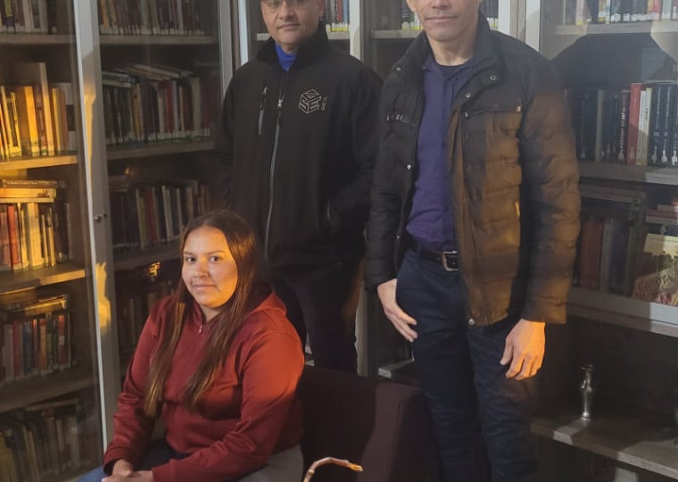 Zurisaday Bressan, Leonardo Spinoza e Jesús Perales buscam aperfeiçoar a língua