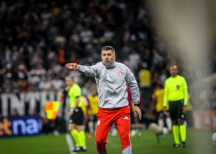 Técnico Colorado enfrenta lesões, desgastes e suspensões 