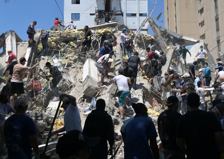 Equipes de resgate trabalham na busca por sobreviventes entre os escombros dos prédios