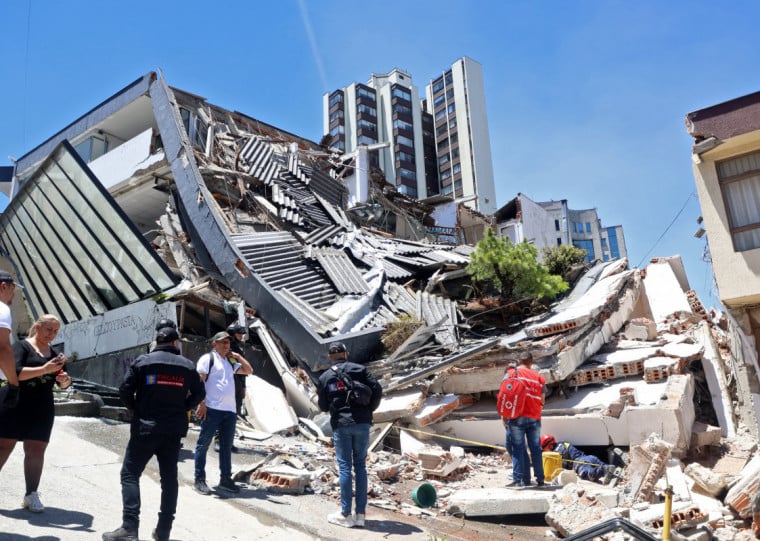Tremor de magnitude 7,4 derrubou prédios e paralisou aeroportos 