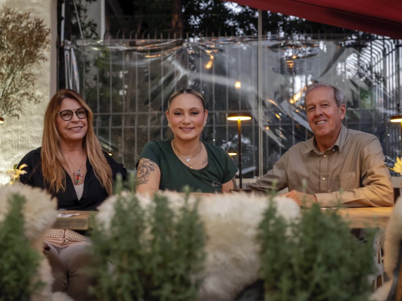 Marisa e Volnei Sant'Ana tranformaram uma casa na rua Miguel Tostes para destacar o talento de sua filha, Lilia Sant'Ana, como chef de cozinha<br />Foto: T&Acirc;NIA MEINERZ/JC
