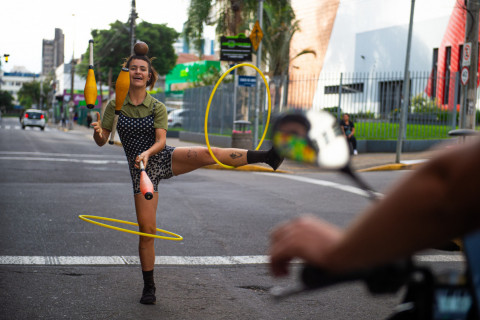A arte que escolhe o asfalto: memórias e vivências do circo de rua em Porto Alegre