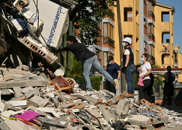 Homem observa casa destruída pelo terremoto em Pereira, na Colômbia; tremor foi o mais forte no país em uma década