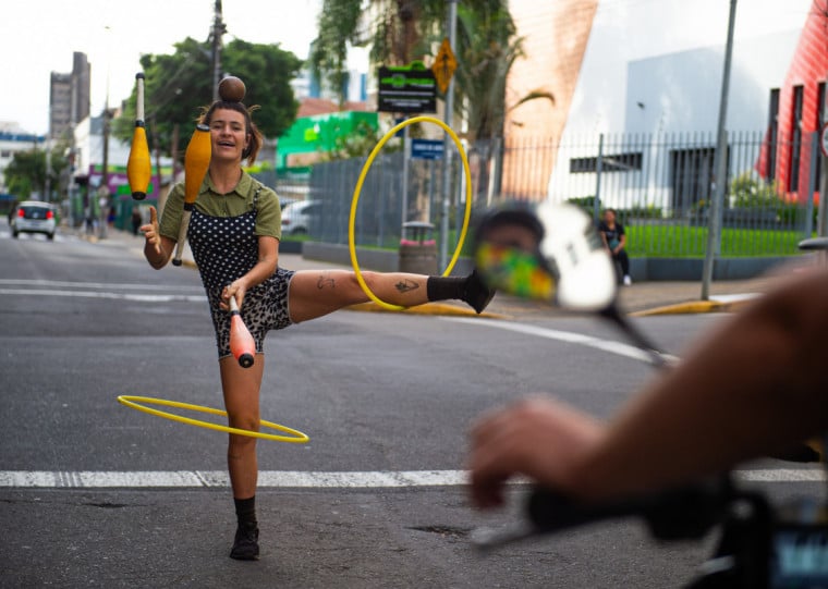Artistas como Laura Fernandes mantêm viva a experiência coletiva do circo de rua em Porto Alegre