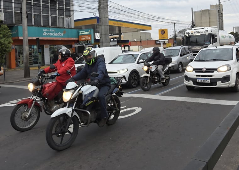 Moto faixa é elogiada por motoqueiros na avenida Assis Brasil 