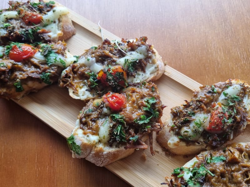 As bruschettas de carne de panela ao molho de vinho, pelo valor de R$ 34,50,00, se destacam como o carro-chefe do estabelecimento.
<br />Foto: Manuela Cassano/Especial/JC
