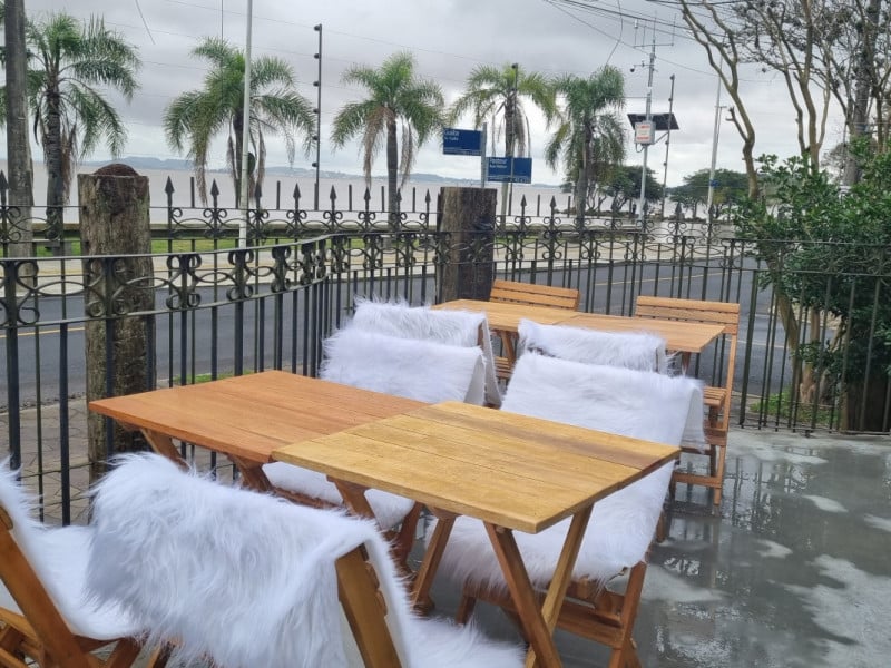 Como ambiente destaque, o deck chama a aten&ccedil;&atilde;o dos clientes nos dias de sol<br />Foto: Manuela Cassano/Especial/JC