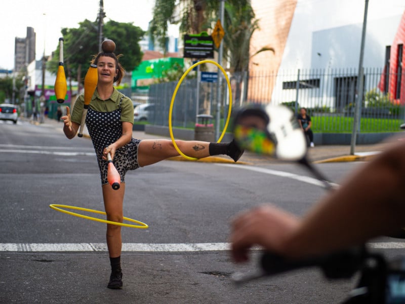 A arte que escolhe o asfalto: memórias e vivências do circo de rua em Porto Alegre