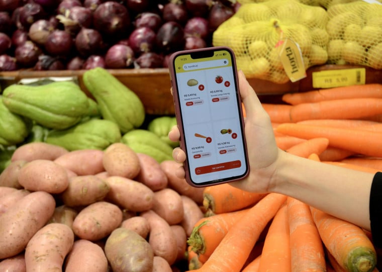 no Asun, sistemas de IA operam nos bastidores para otimizar desde a precificação até a reposição de produtos frescos, como os exibidos nas gôndolas