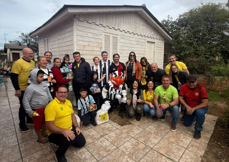 Além das moradias, famílias receberam cestas básicas, material escolar e as crianças brinquedos 