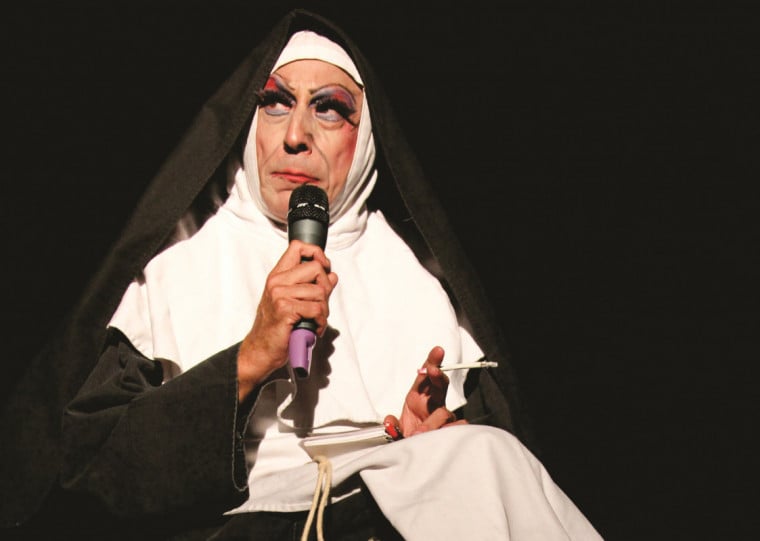 Espetáculo reúne personagens que marcaram a trajetória de Octávio Mendes, entre eles a freira humorista Irmã Selma