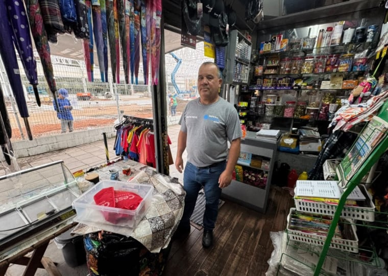 Reis vai comprar produtos para sua lojinha no futuro vizinho de frente
