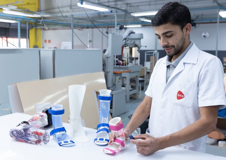 Oficinas da AACD fabricam mais de 60 mil produtos ortopédicos por ano, dos quais 85% são destinados a pacientes do SUS.