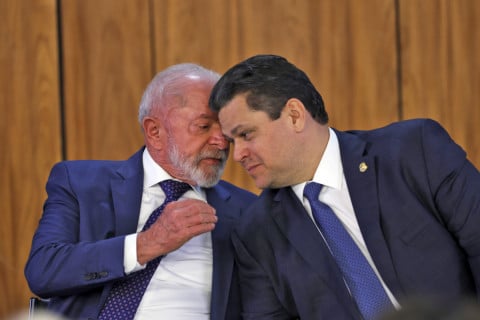 Após encontro com Lula, Alcolumbre manda avançar fim da escala 6x1