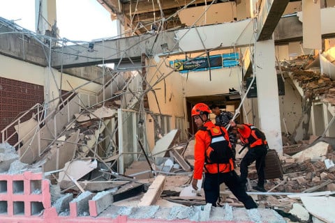 Terremoto de magnitude 7,7 atinge costa da Indonésia e mata pelo menos 38 pessoas