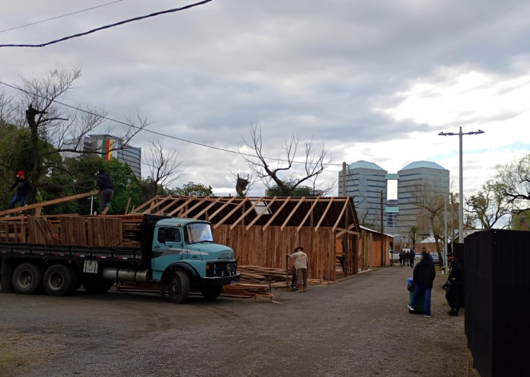 Intensa movimentação no Parque Harmonia com piquetes construídos e trabalhadores mobilizados para deixar tudo pronto para o início da programação.
