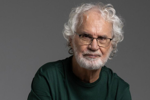 Renato Teixeira celebra 80 anos no palco do Teatro Simões Lopes Neto