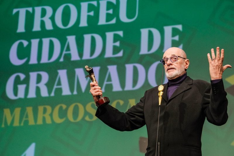 Ator e diretor teatral Marcos Caruso recebeu o Trof&eacute;u Cidade de Gramado na noite de domingo (16)